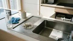 배수구 네트 하나로 싱크대 거품 청소 끝내는 법