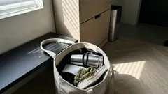 헤어끈 하나로 가방 속 물병 고정하는 초간단 방법